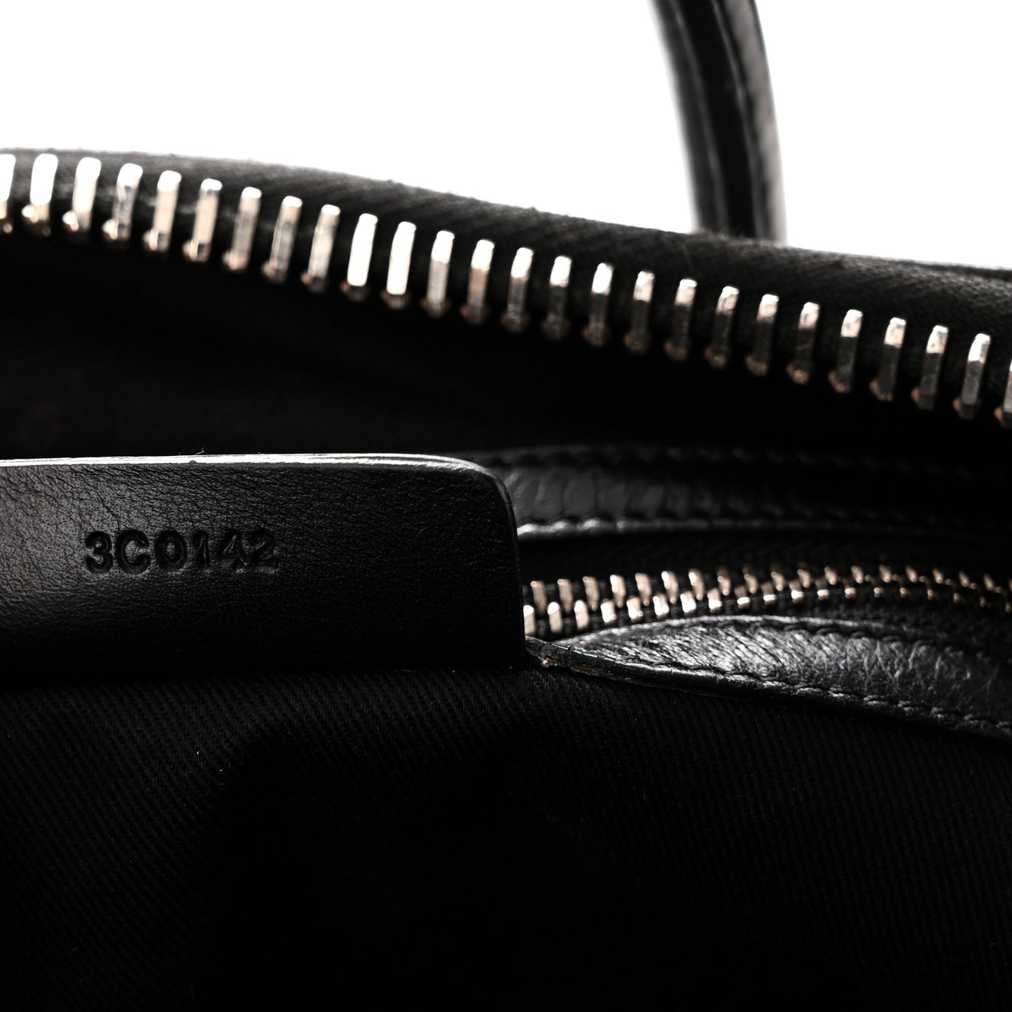 Smooth Calfskin Medium Antigona Black
