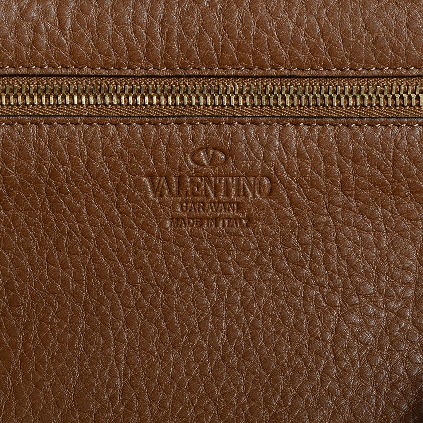 Pebbled Calfskin Medium Rockstud Tote Light Cuir