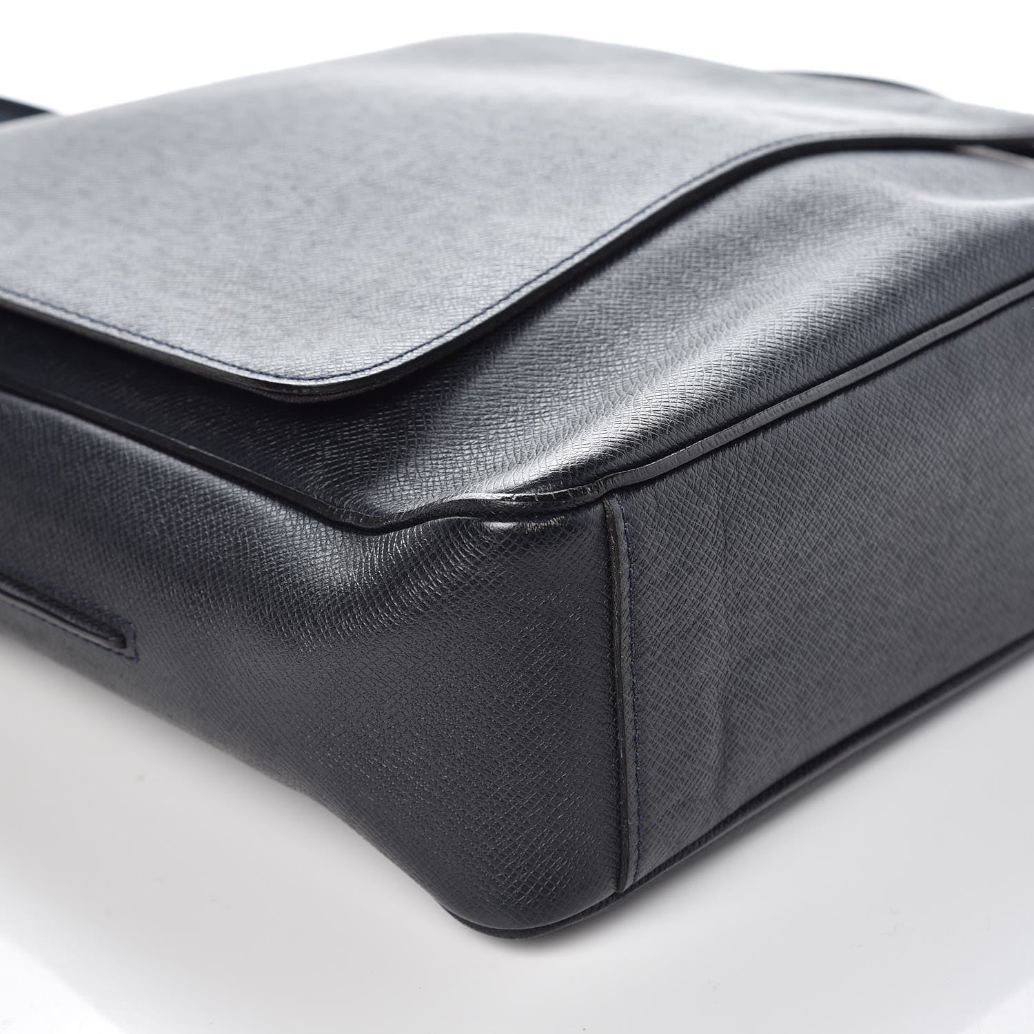 Louis Vuitton Taiga Milo Messenger Boreal 8 of 9