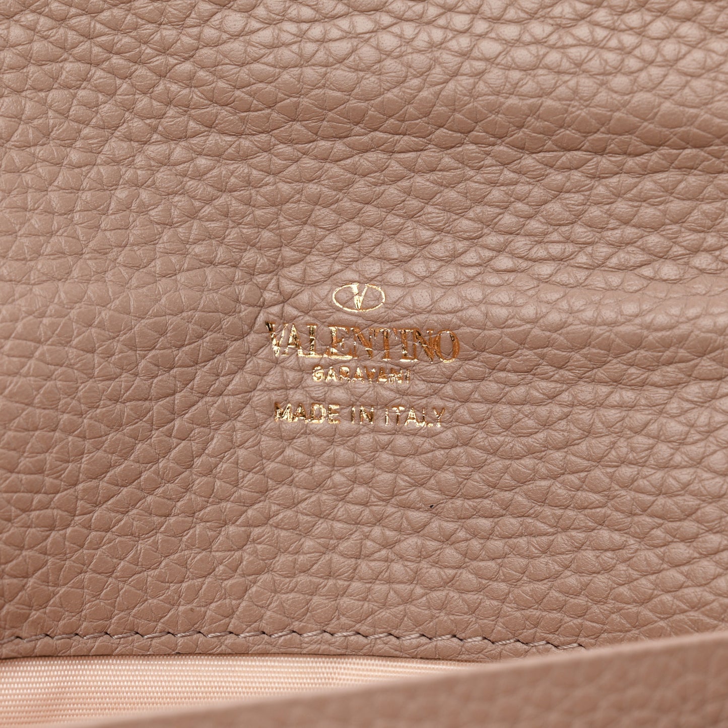 Pebbled Calfskin Rockstud Flip Lock Wallet On Chain Poudre