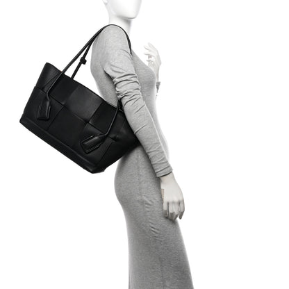 Bottega Veneta Grained Calfskin Maxi Intrecciato Medium Arco Black 2 of 15