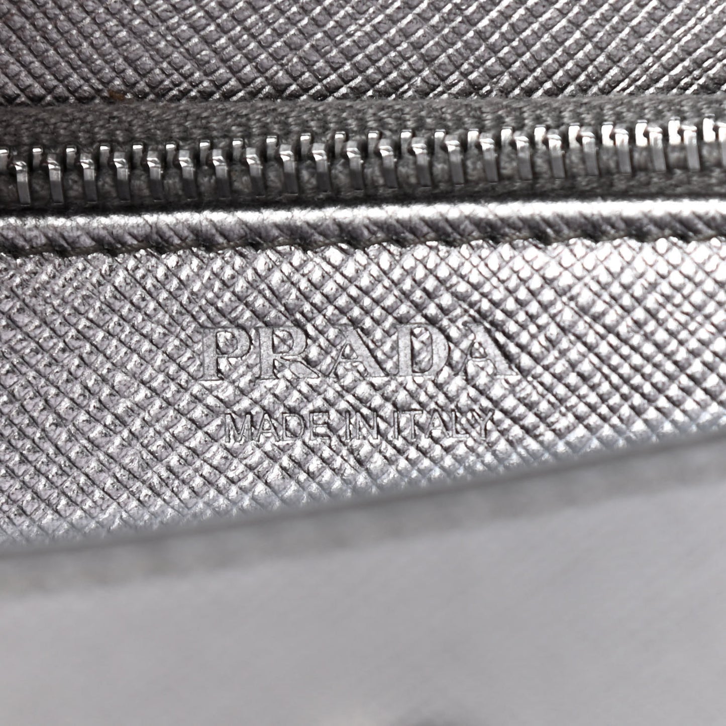 Metallic Saffiano Mini Chain Wallet Cromo