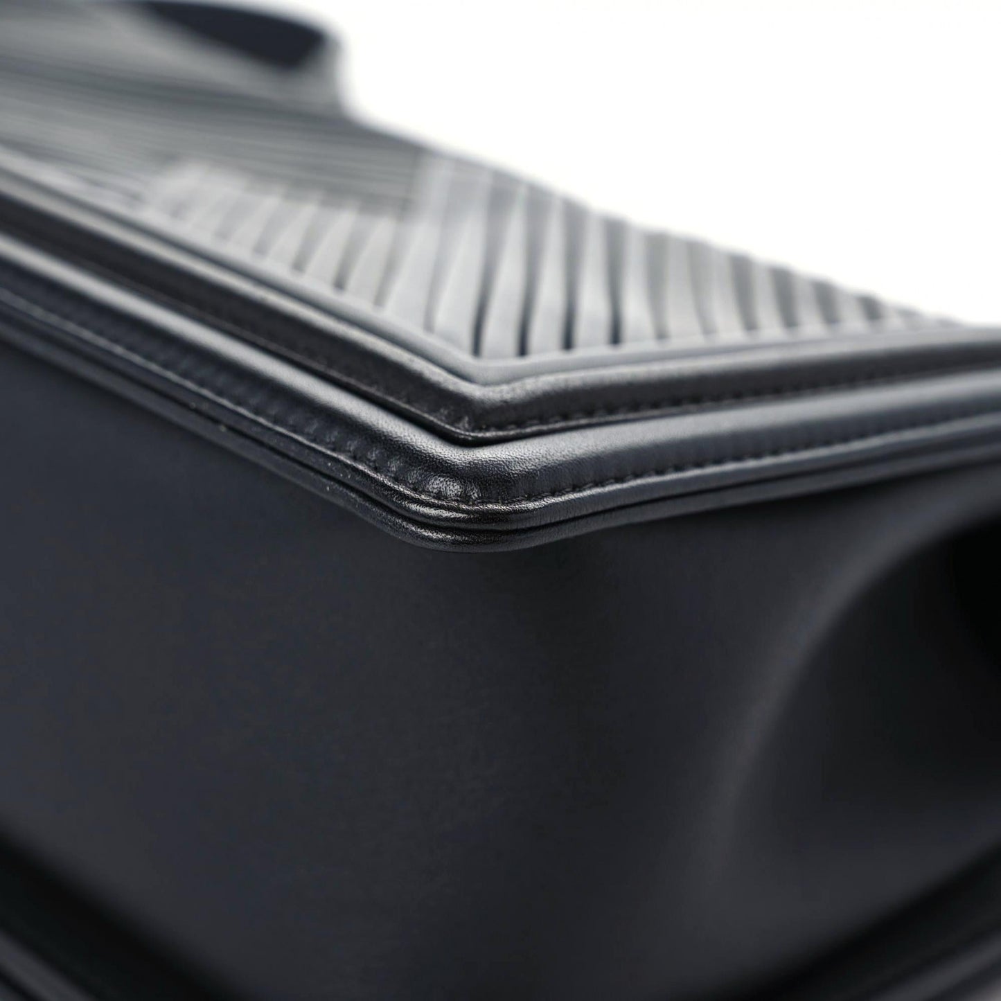 Lambskin Pleated Medium Boy Flap Black