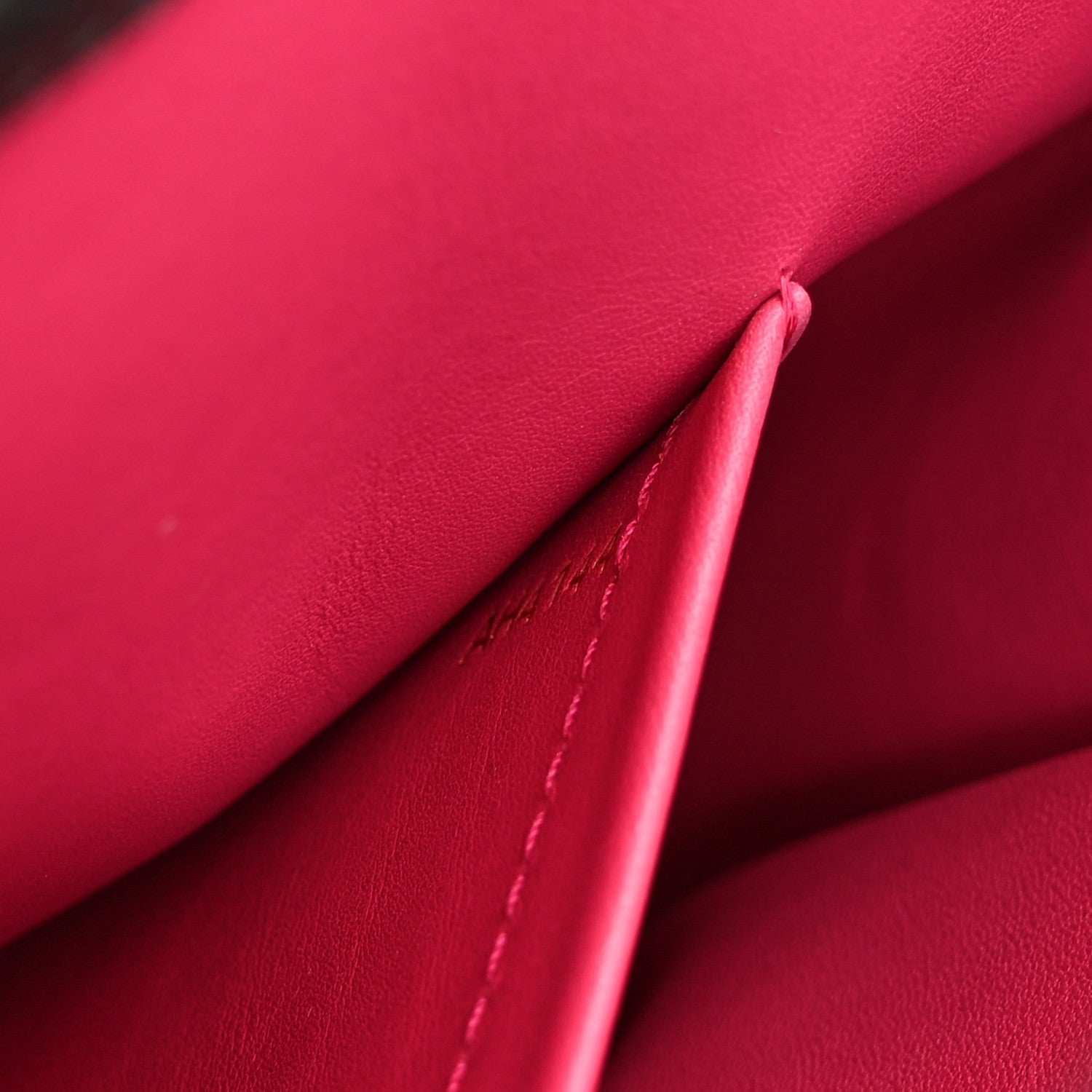 Louis Vuitton Taurillon Capucines MM Black Fuchsia 7 of 10