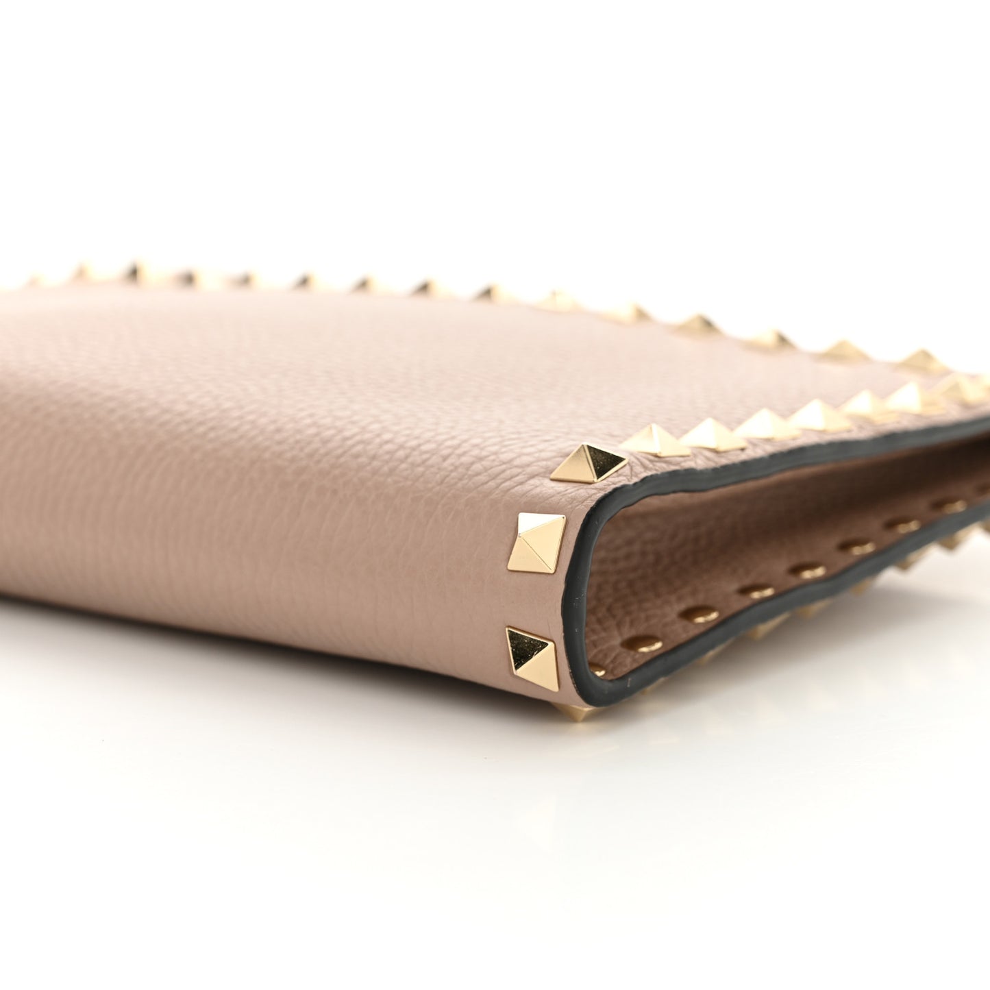 Pebbled Calfskin Medium Rockstud Flat Pouch Poudre