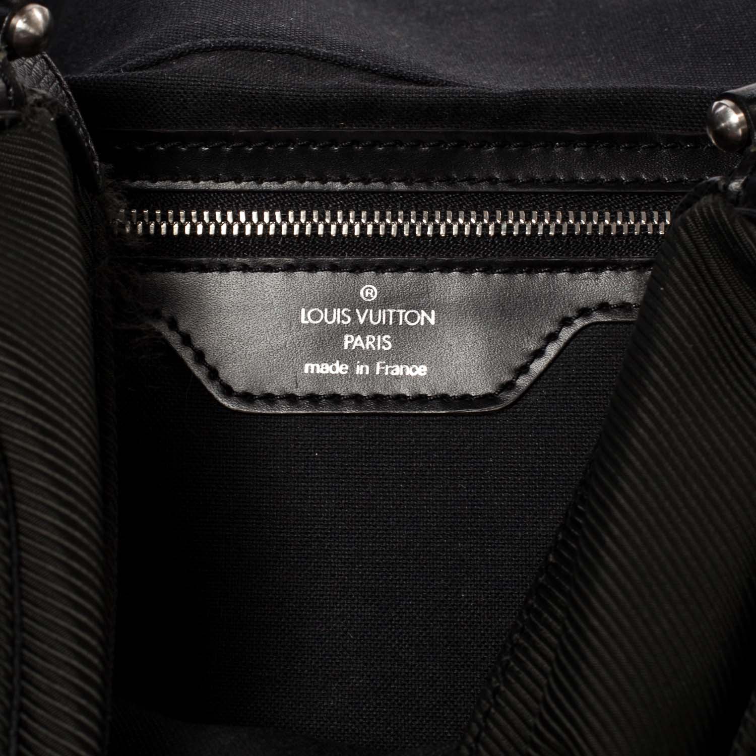 Louis Vuitton Taiga Viktor Messenger Bag 7 of 9