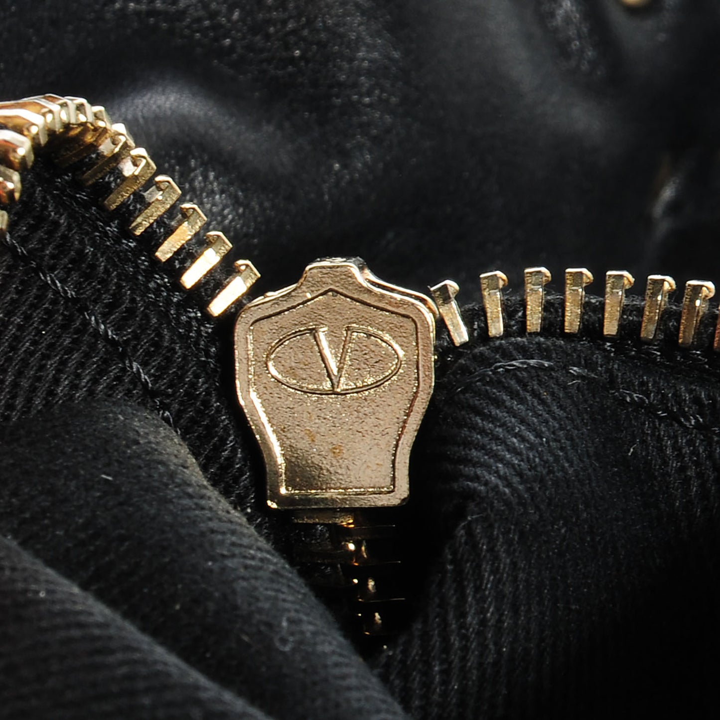 Vitello Medium Rockstud Tote Black
