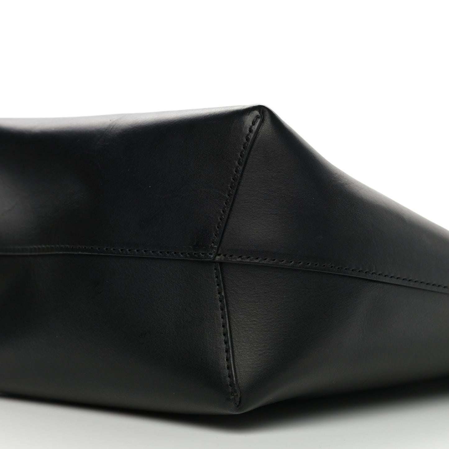 Vegetable Tanned Calfskin Bucket Bag Black Flamma