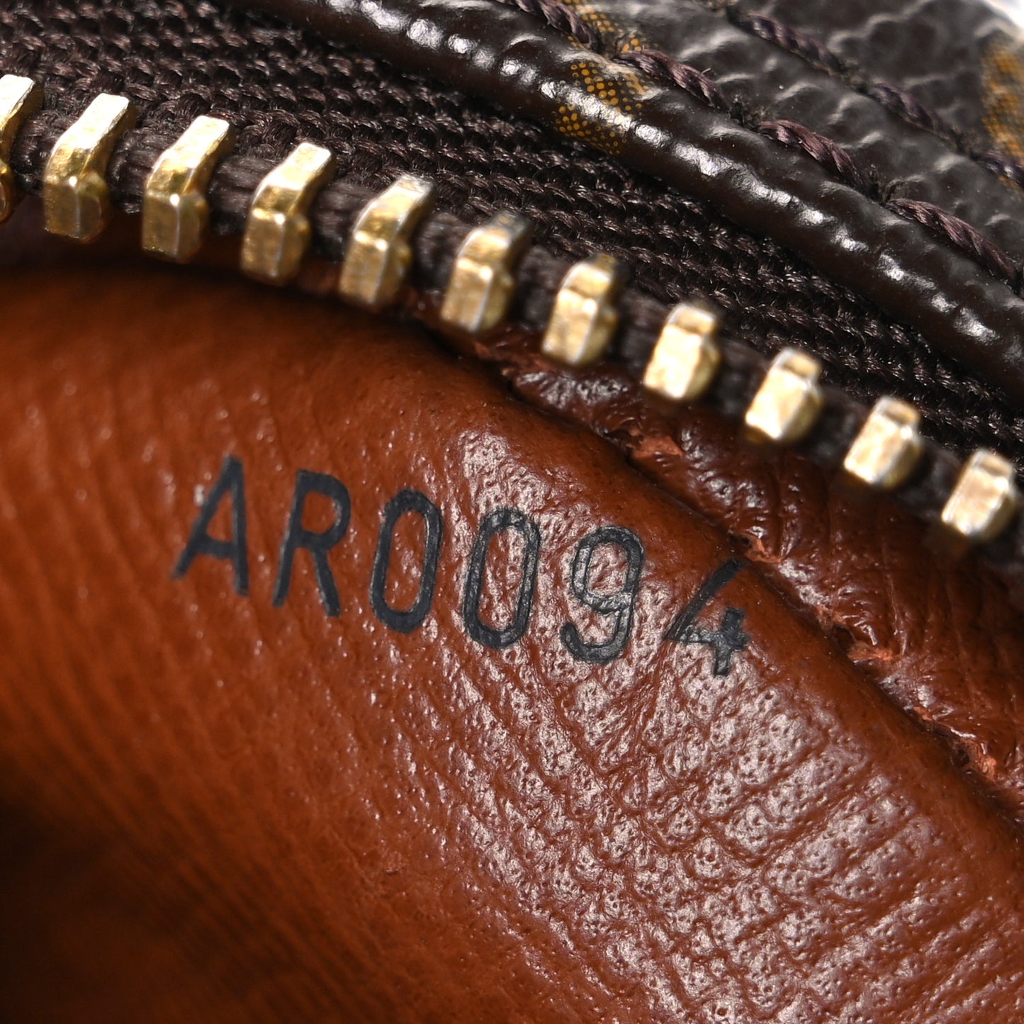 Monogram Nil 28