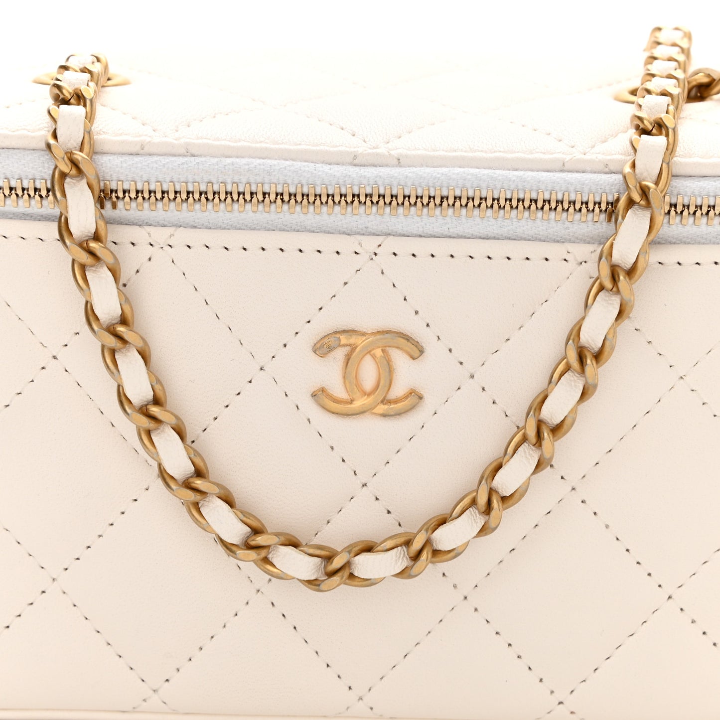 Lambskin Quilted Pearl Crush Small Vanity Case With Chain White