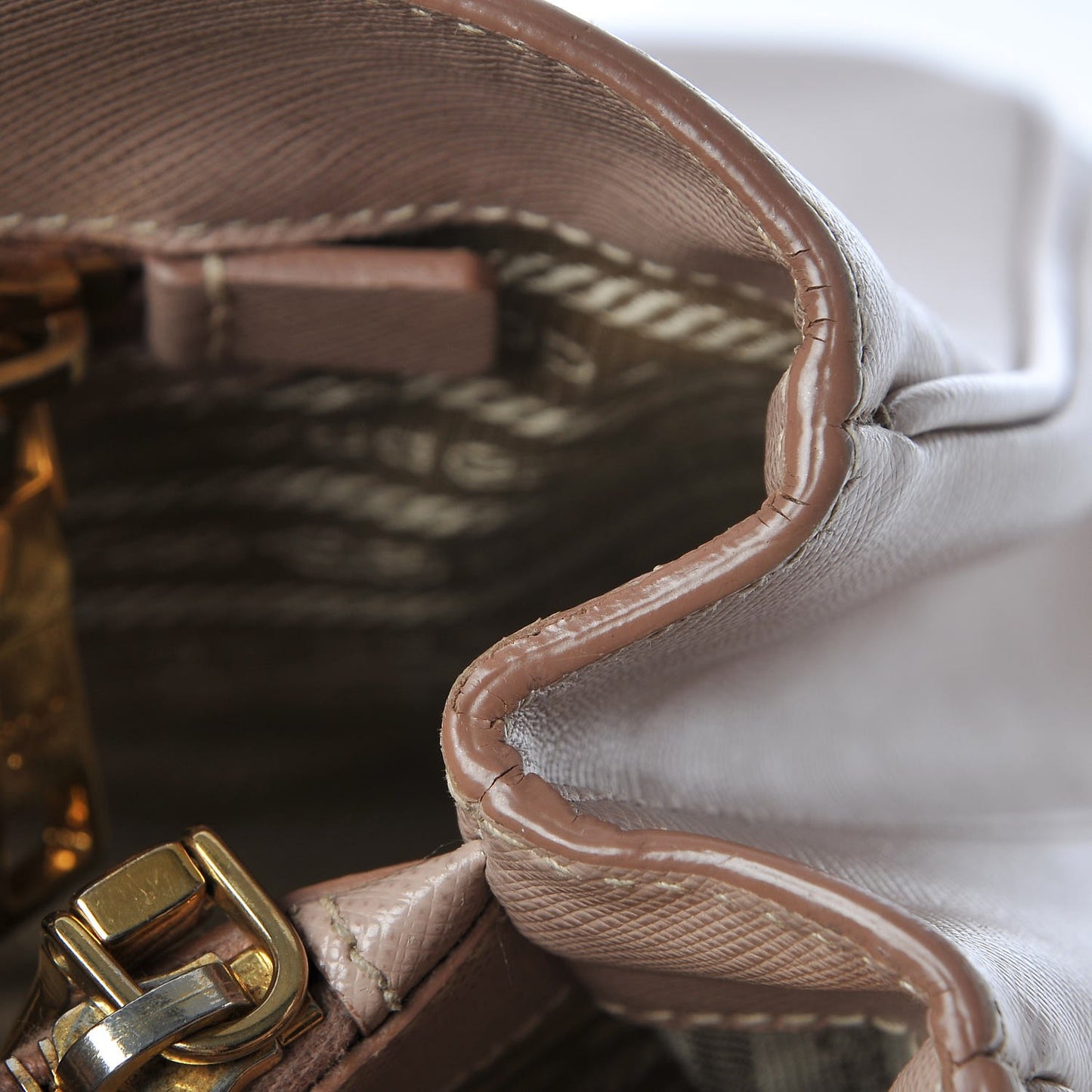 Saffiano Lux Medium Tote Cammeo