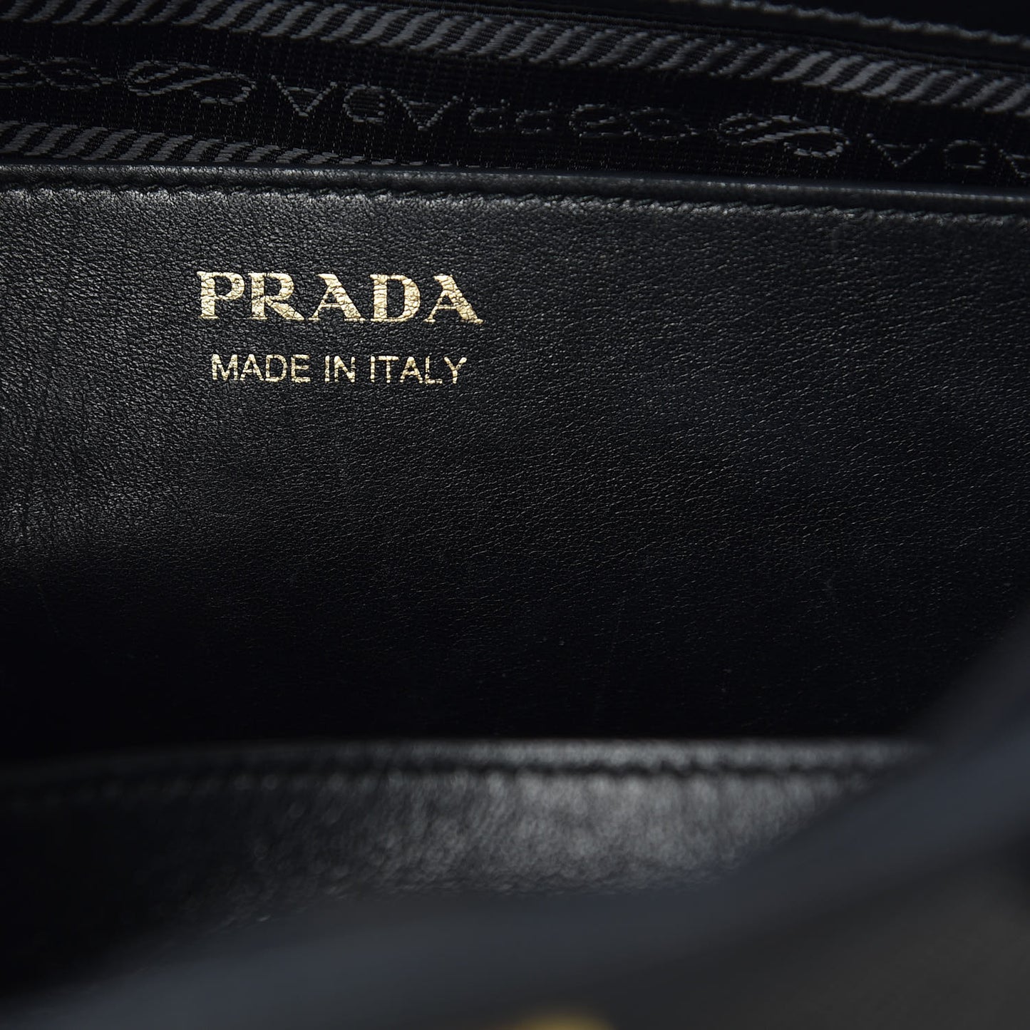 Saffiano City Calf Medium Esplanade Tote Mercurio Black