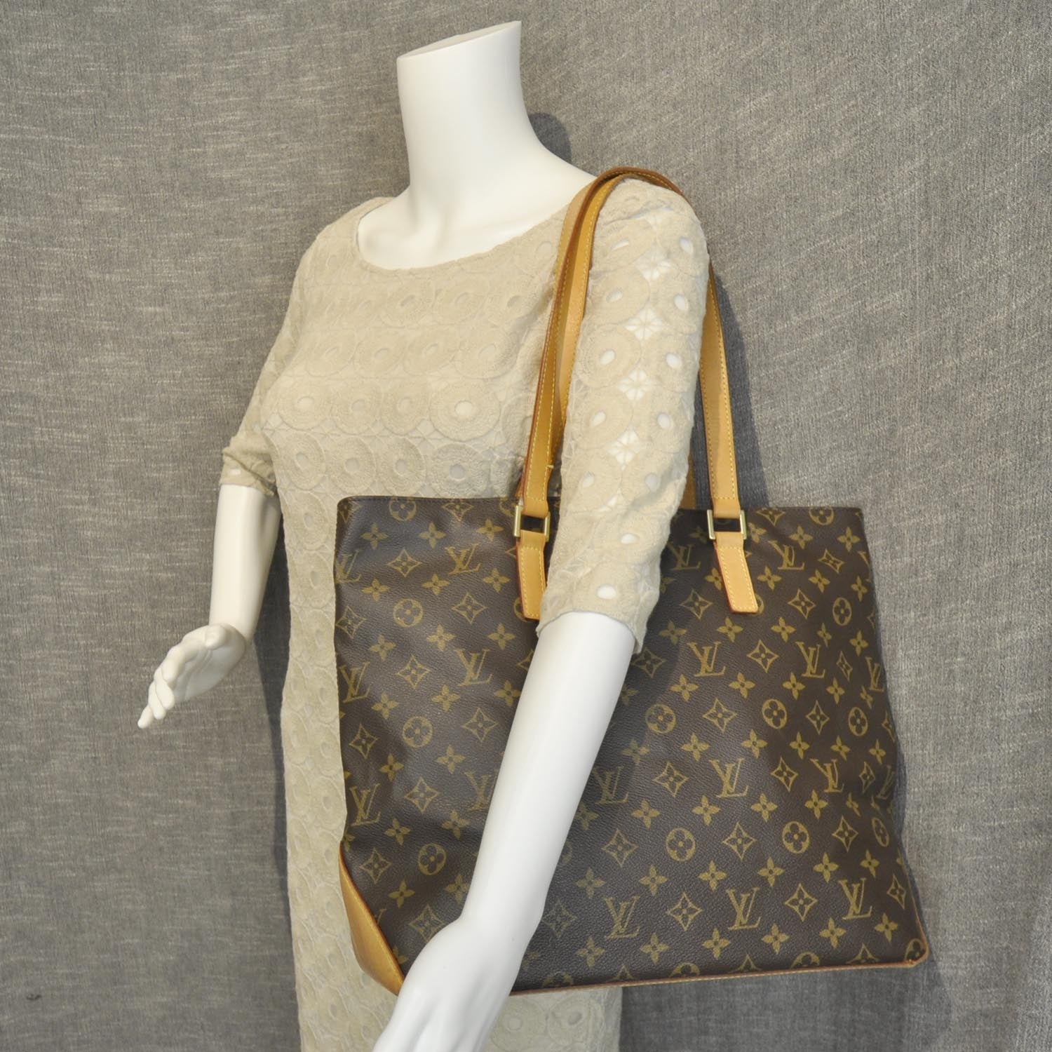 Louis Vuitton Monogram Cabas Mezzo 2 of 8