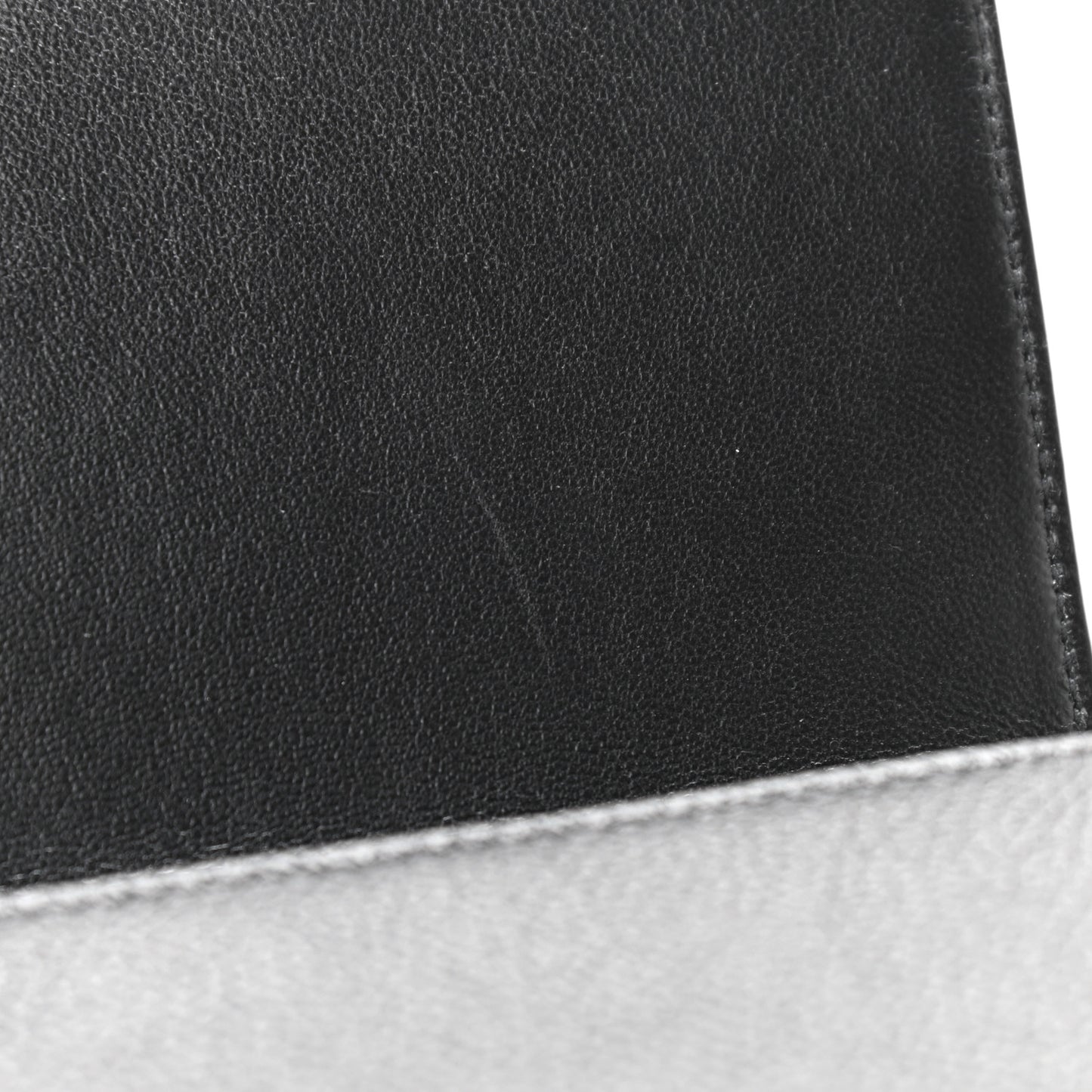 Grained Calfskin Logo Cash Phone Holder Wallet On Chain Black White