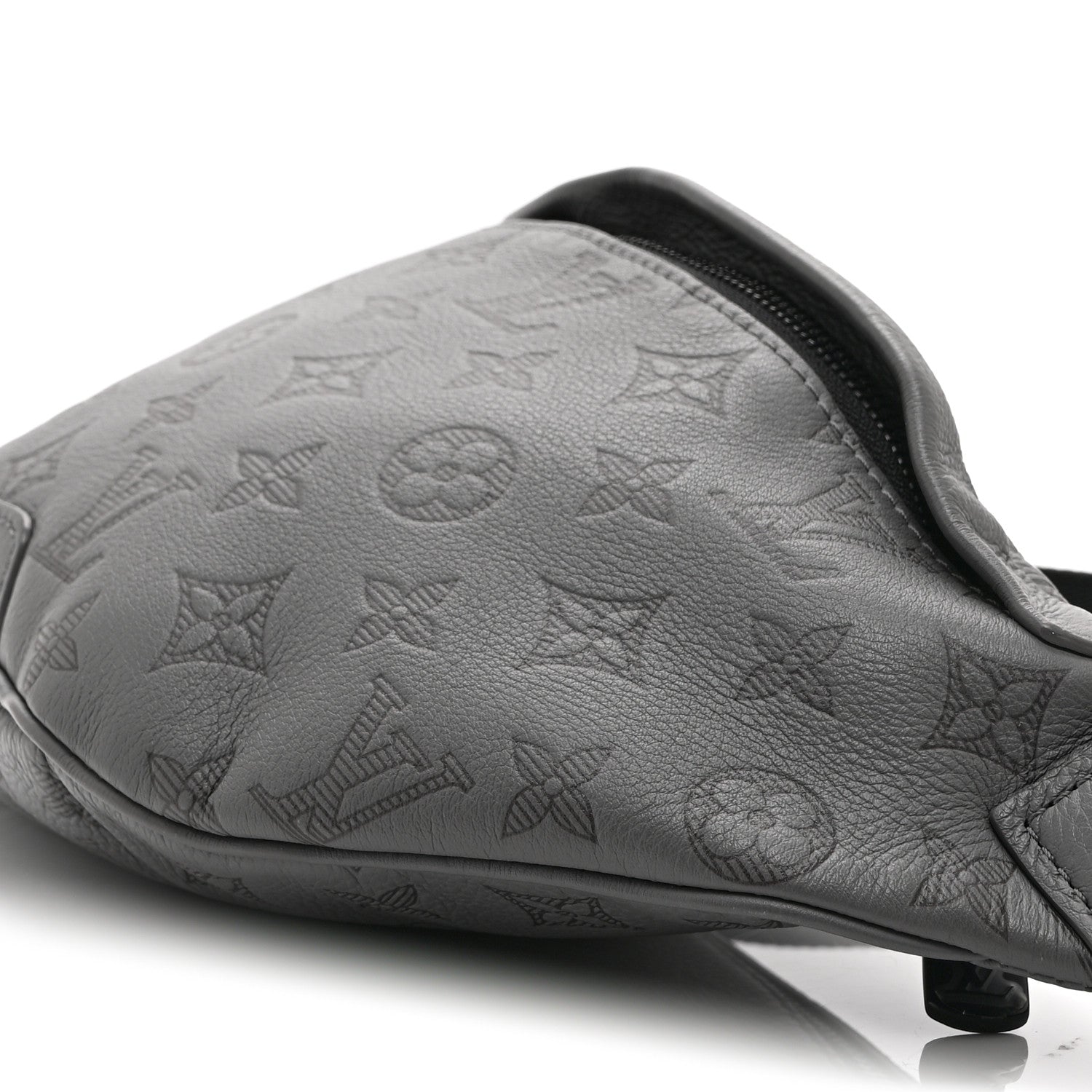 Louis Vuitton グレー ボディバッグ Louis Vuitton Calfskin Monogram Shadow Discovery Bumbag PM Gray