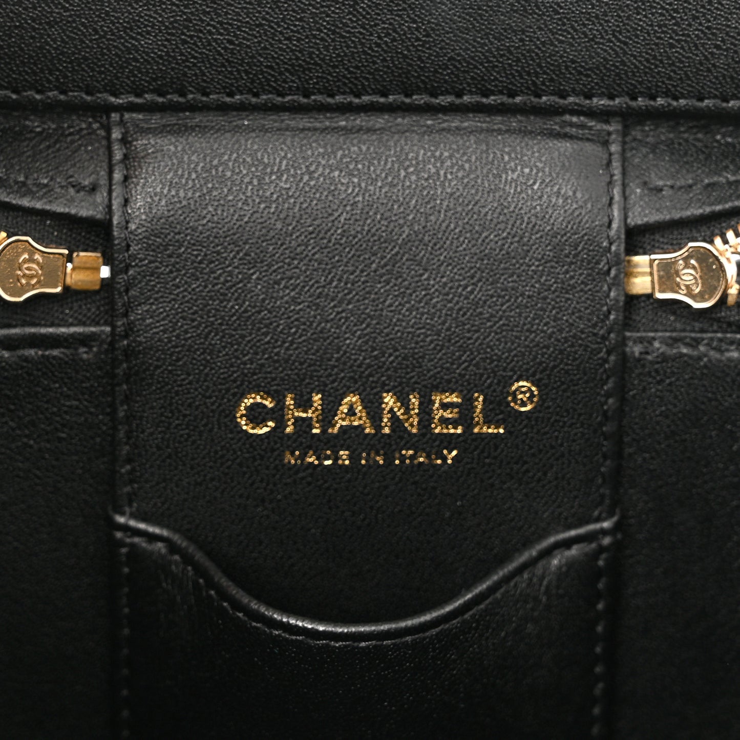 Caviar Quilted Small Top Handle Vanity Case With Chain Black