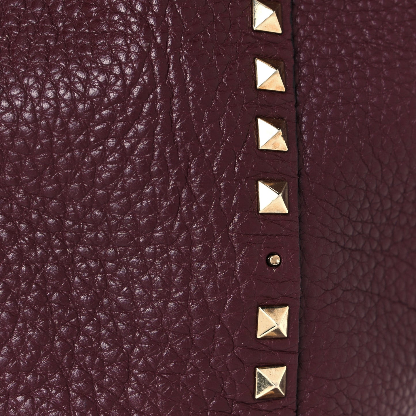 Pebbled Calfskin Medium Rockstud Tote Rubin