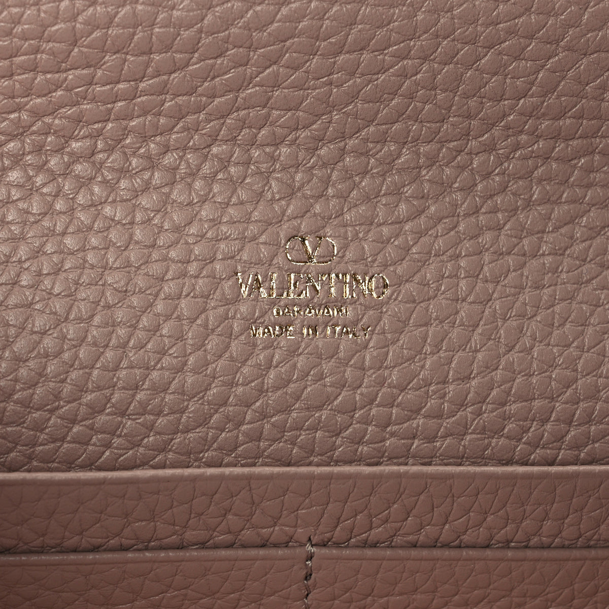 Valentino Garavani Pebbled Calfskin Rockstud Flip Lock Wallet On Chain Poudre 6 of 11