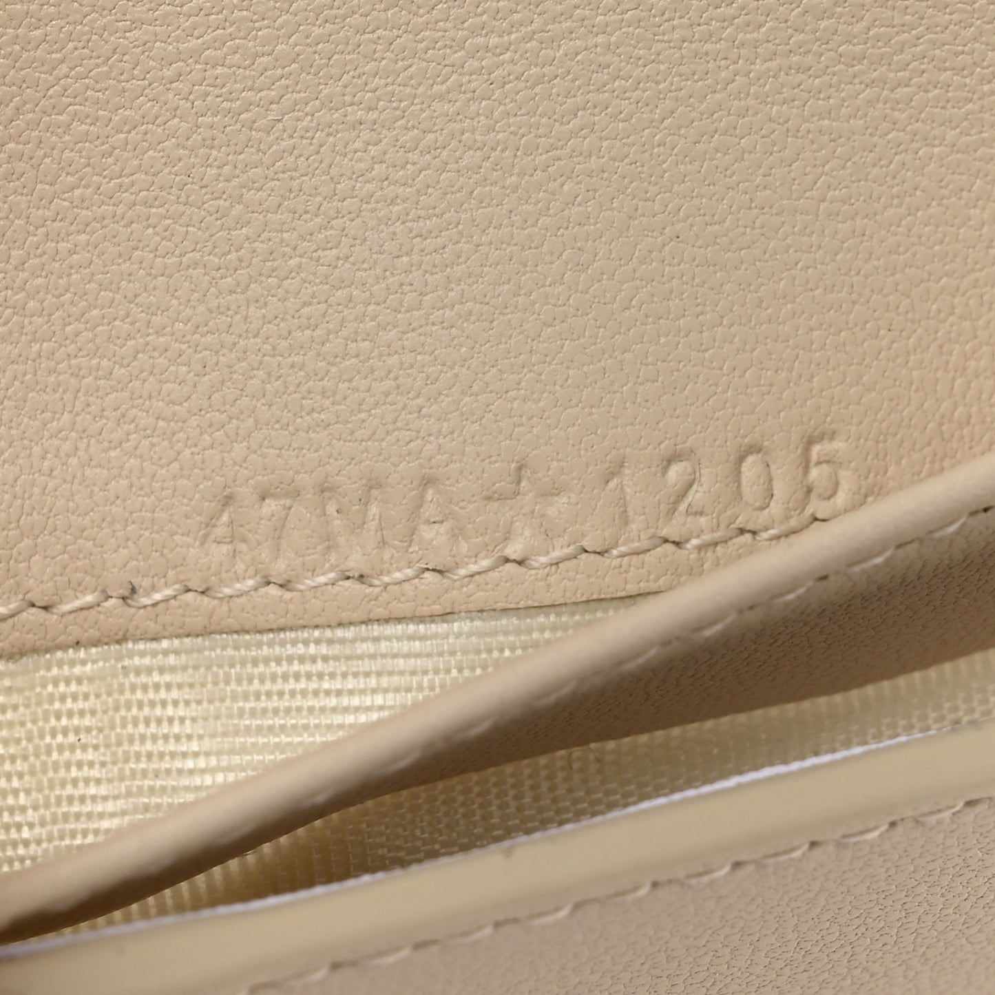 Grained Calfskin Supple Cannage Caro Dahlia Wallet Dusty Ivory