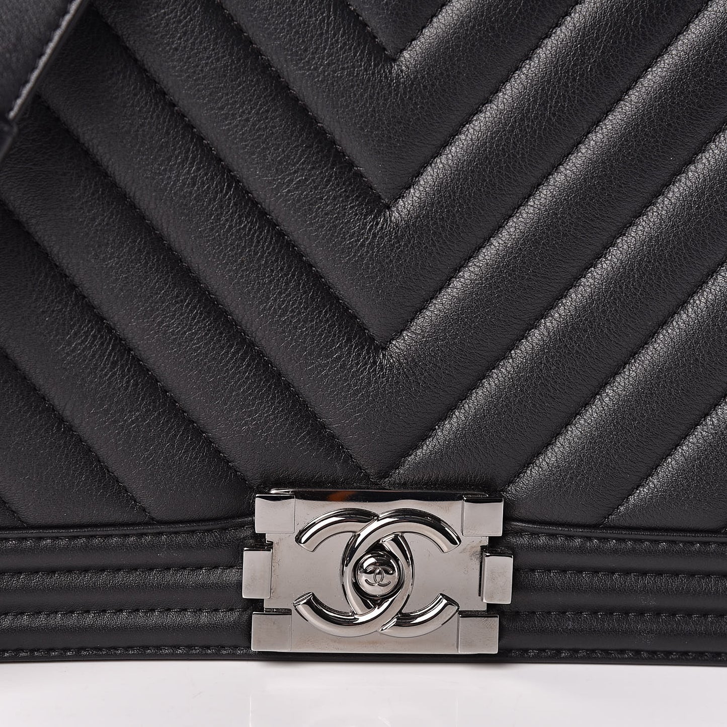 Caviar Chevron Quilted New Medium Boy Flap Black
