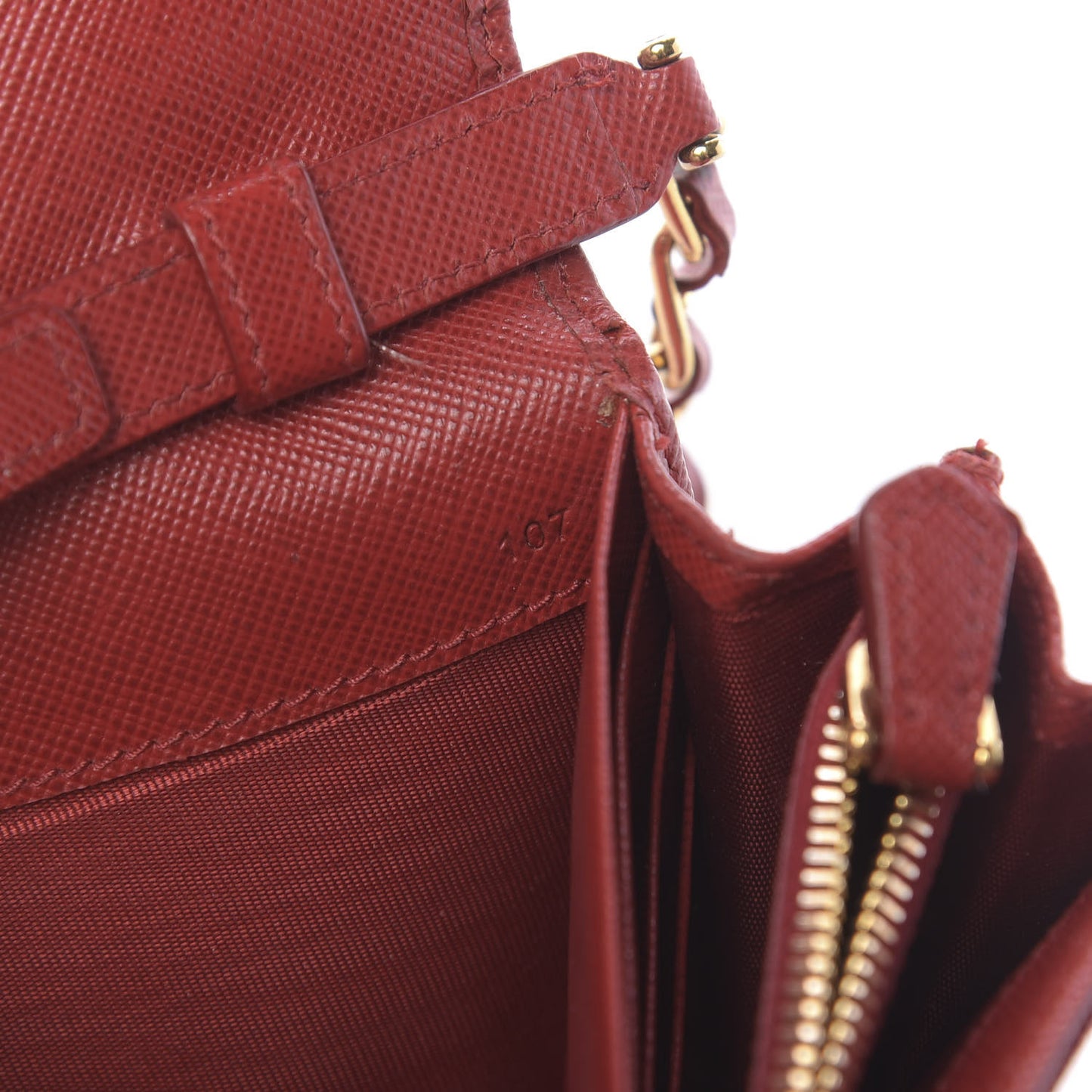 Saffiano Metal Oro Chain Wallet Fuoco