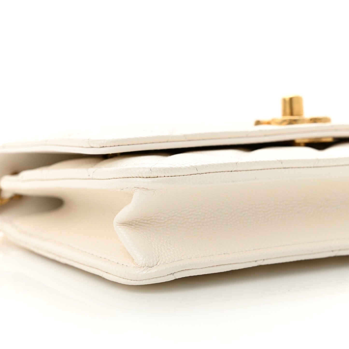 Pearly Caviar Quilted Fit For You Wallet On Chain WOC White