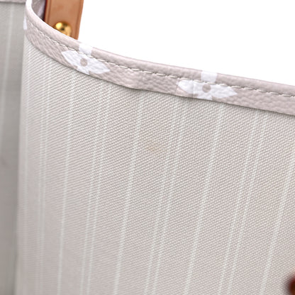 Louis Vuitton Monogram Giant By The Pool OnTheGo GM Brume 9 of 11