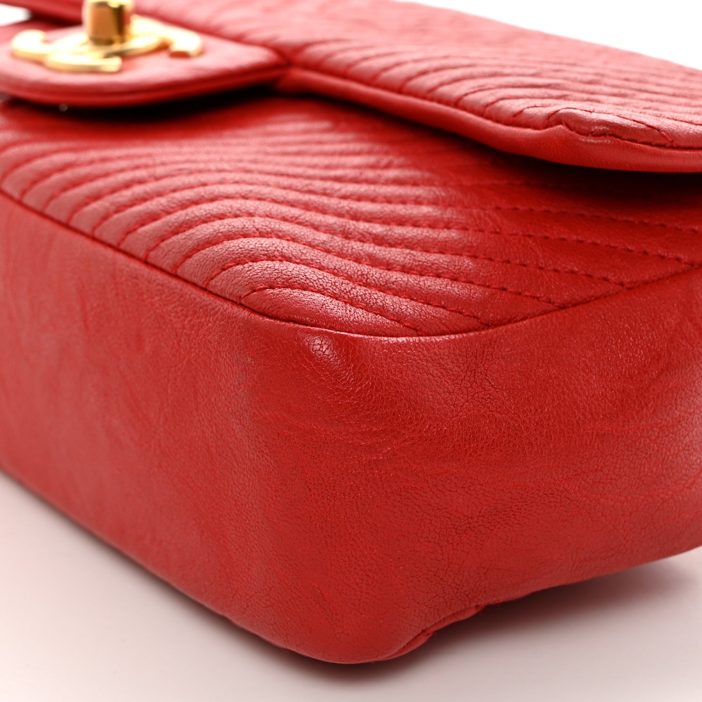 Wrinkled Lambskin Chevron Quilted Medium Flap Red