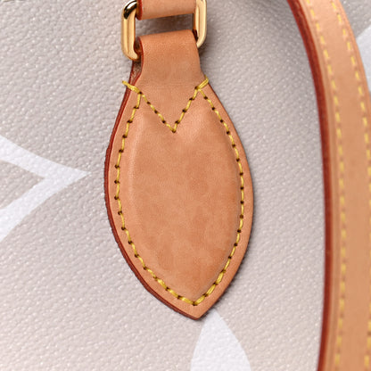 Louis Vuitton Monogram Giant By The Pool Onthego GM Brume 5 of 6