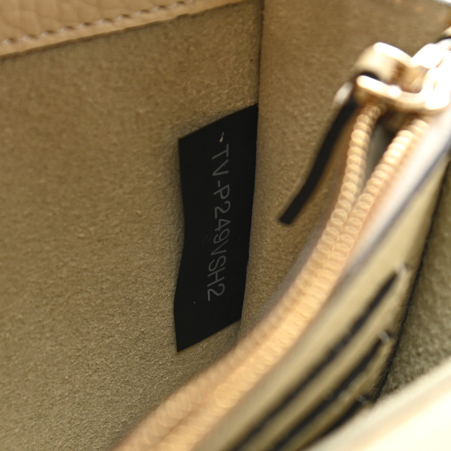 Pebbled Calfskin Rockstud Wallet on Chain Light Ivory