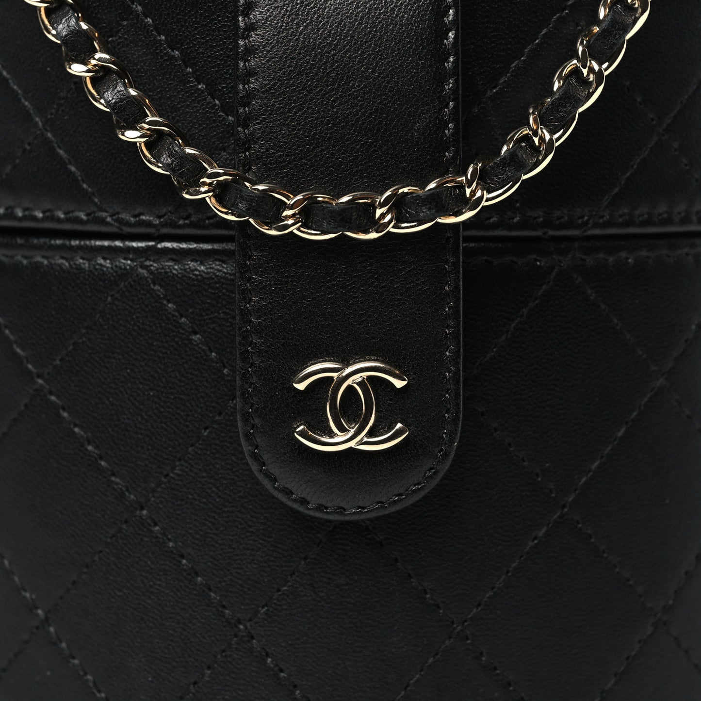 Lambskin Quilted Round Vanity Case With Chain Black