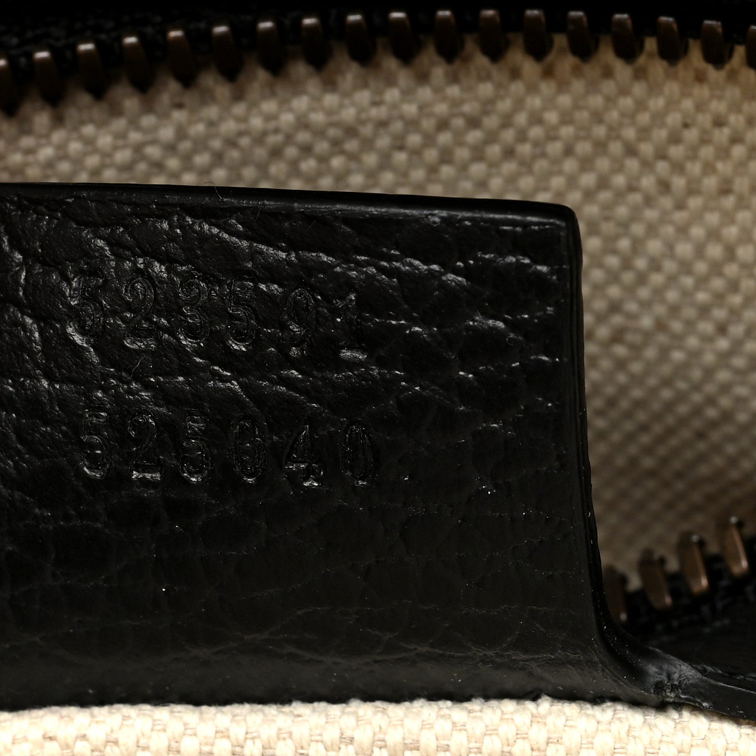 Gucci Grained Calfskin Logo Messenger Bag Black 7 of 10