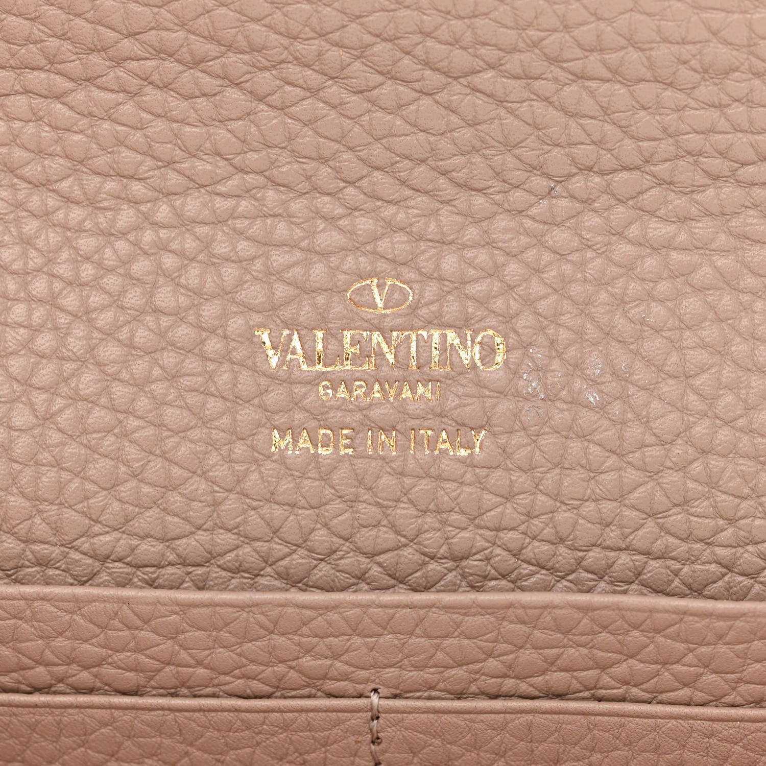 Valentino Garavani Pebbled Calfskin Rockstud Flip Lock Wallet On Chain Poudre 6 of 9
