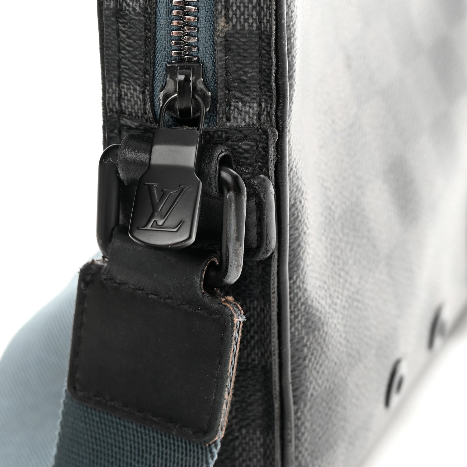 Louis Vuitton Damier Graphite Alpha Messenger Bag 25 of 25