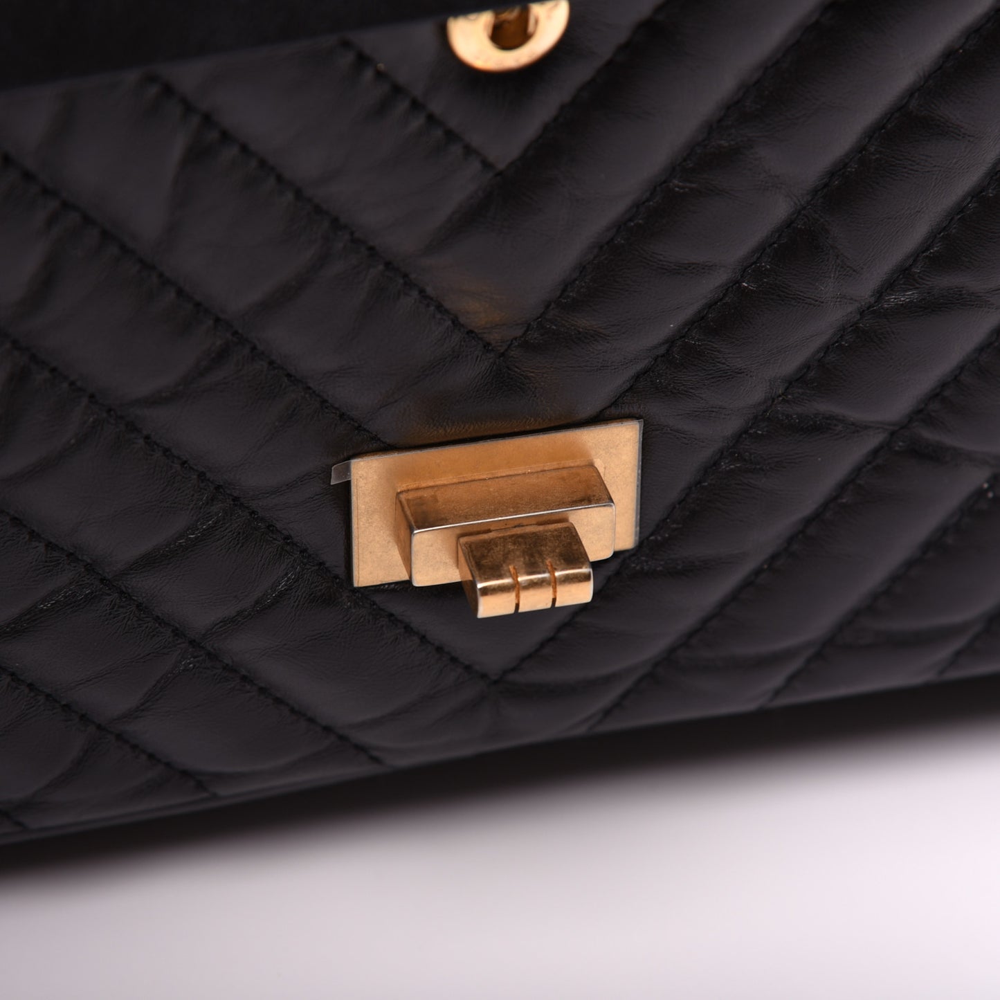 Aged Calfskin Chevron Quilted 2.55 Reissue 226 Flap Black