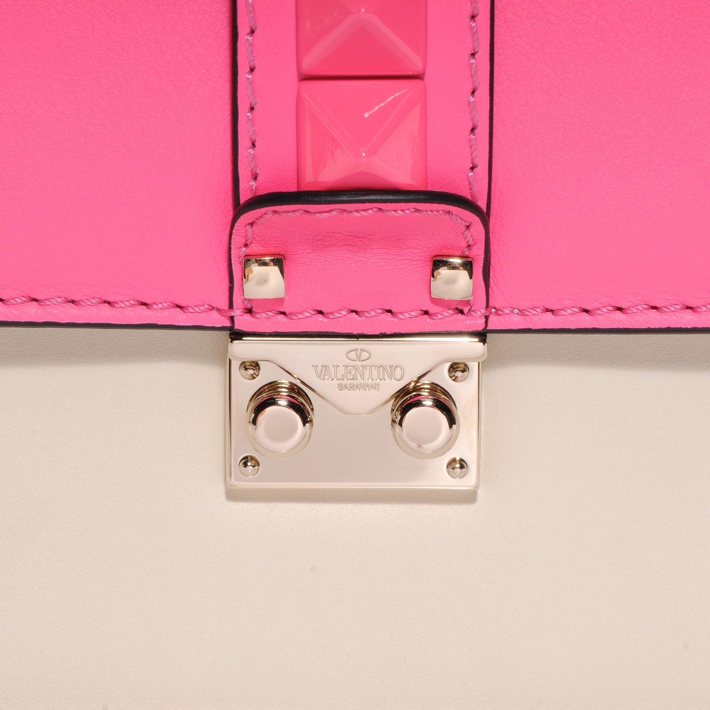 Vitello Bi-Color Large Glam Lock Rockstud Flap Fuxia Fluo Ivory