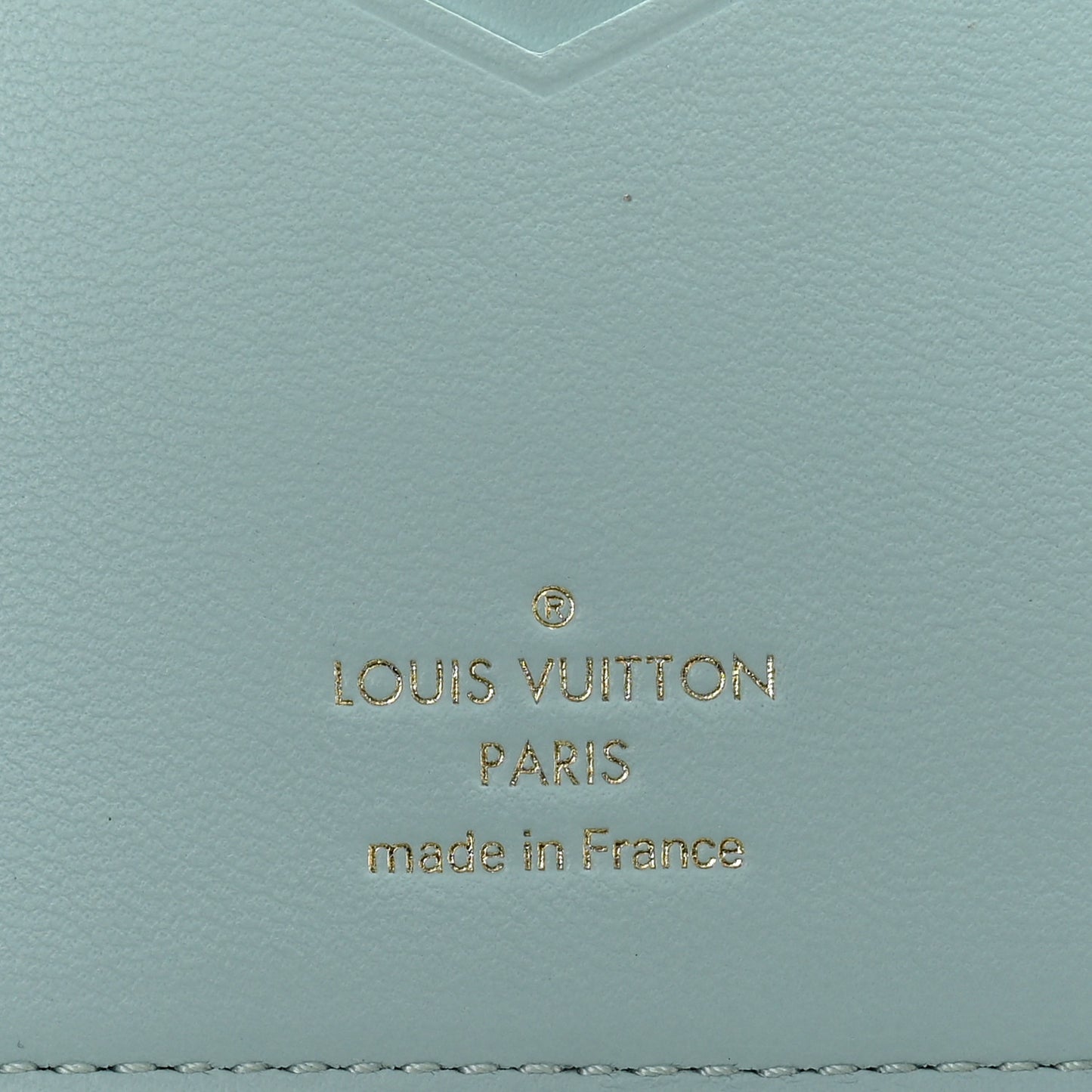 Taurillon LV Vertical Capucines Wallet Galet Aquamarine