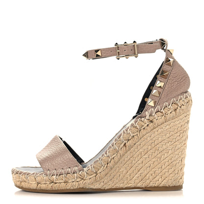 Valentino Garavani Grained Calfskin Rockstud Ankle Strap Espadrille 15/105mm Wedge Sandals 35 Poudre Natural 1 of 9