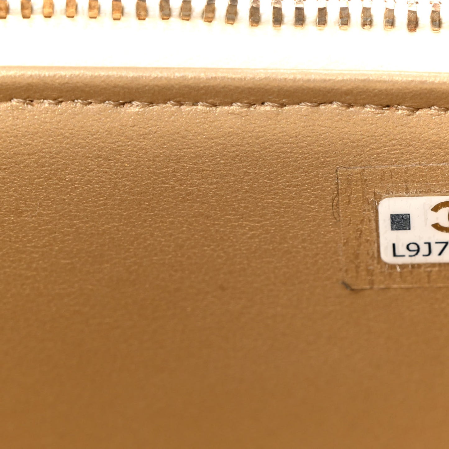 Lambskin Quilted Pearl Crush Small Vanity Case With Chain White