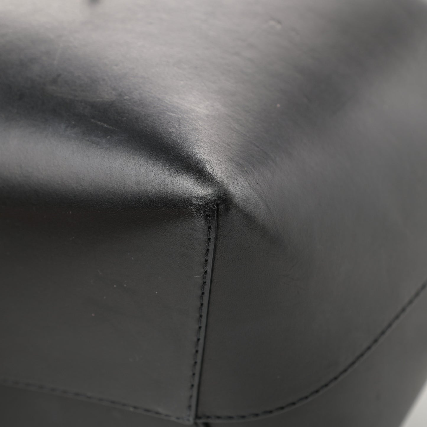 Vegetable Tanned Calfskin Bucket Bag Black Flamma