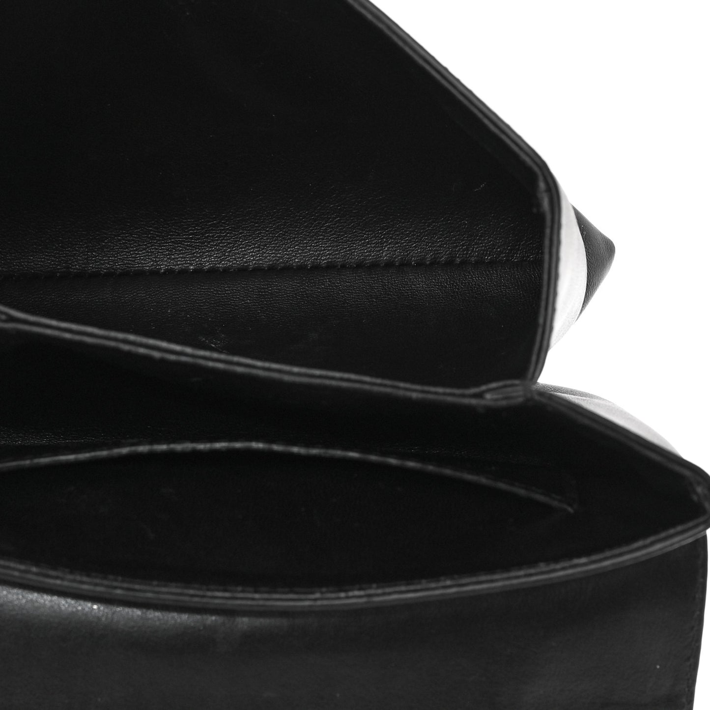 Vitello Virtus Chain Clutch Black