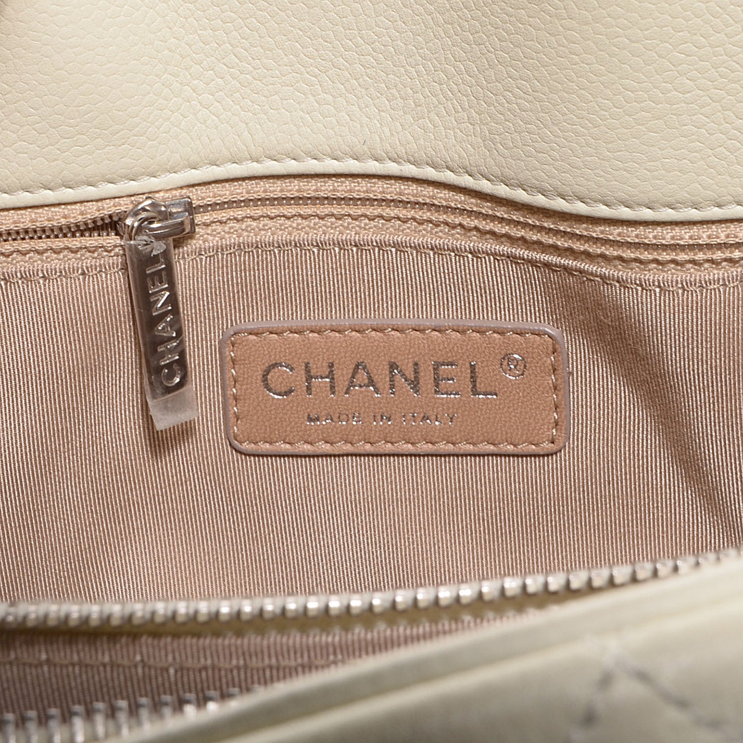 Caviar CC Timeless Soft Tote Off White