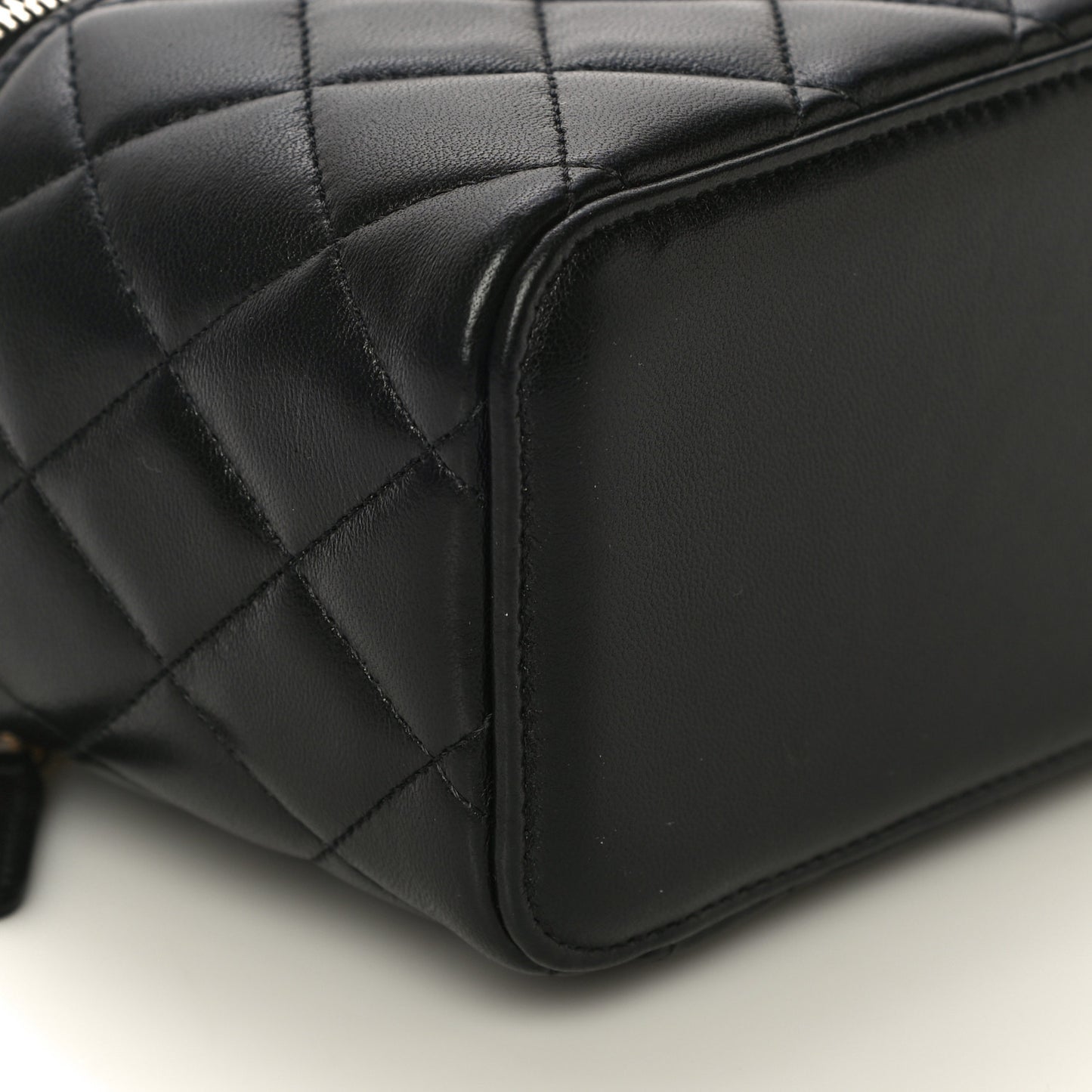 Lambskin Quilted Small Top Handle Vanity Case With Chain Black