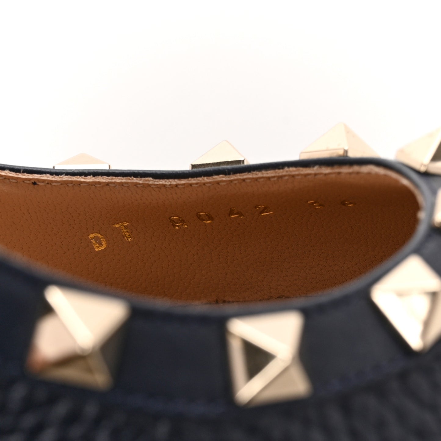 Pebbled Calfskin Rockstud 85mm Pumps 36 Marine