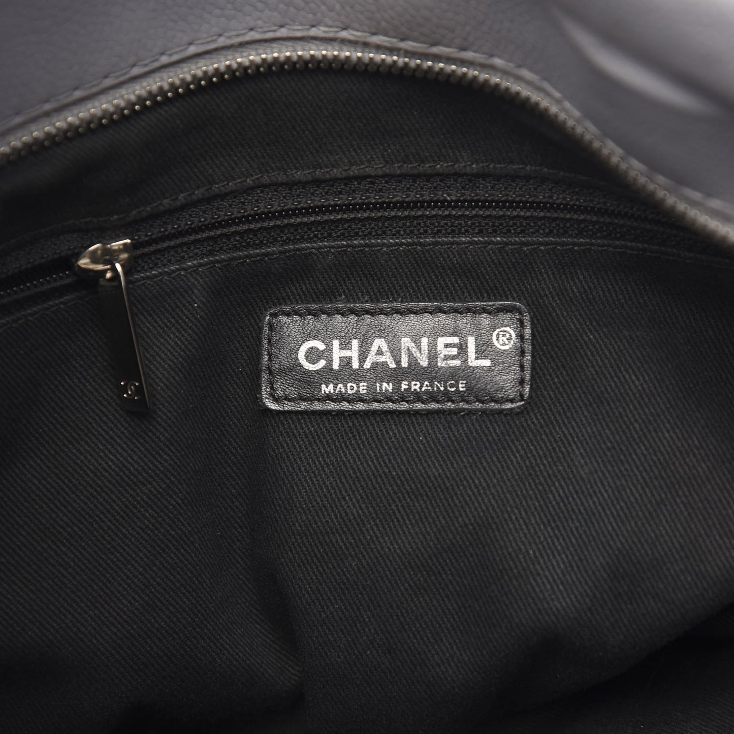 Caviar Large CC Tuck Tote Grey