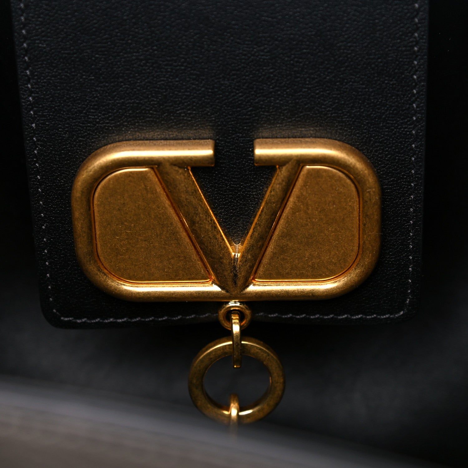 Valentino Garavani Grainy Calfskin Medium VLogo Escape Shopper Black 5 of 8
