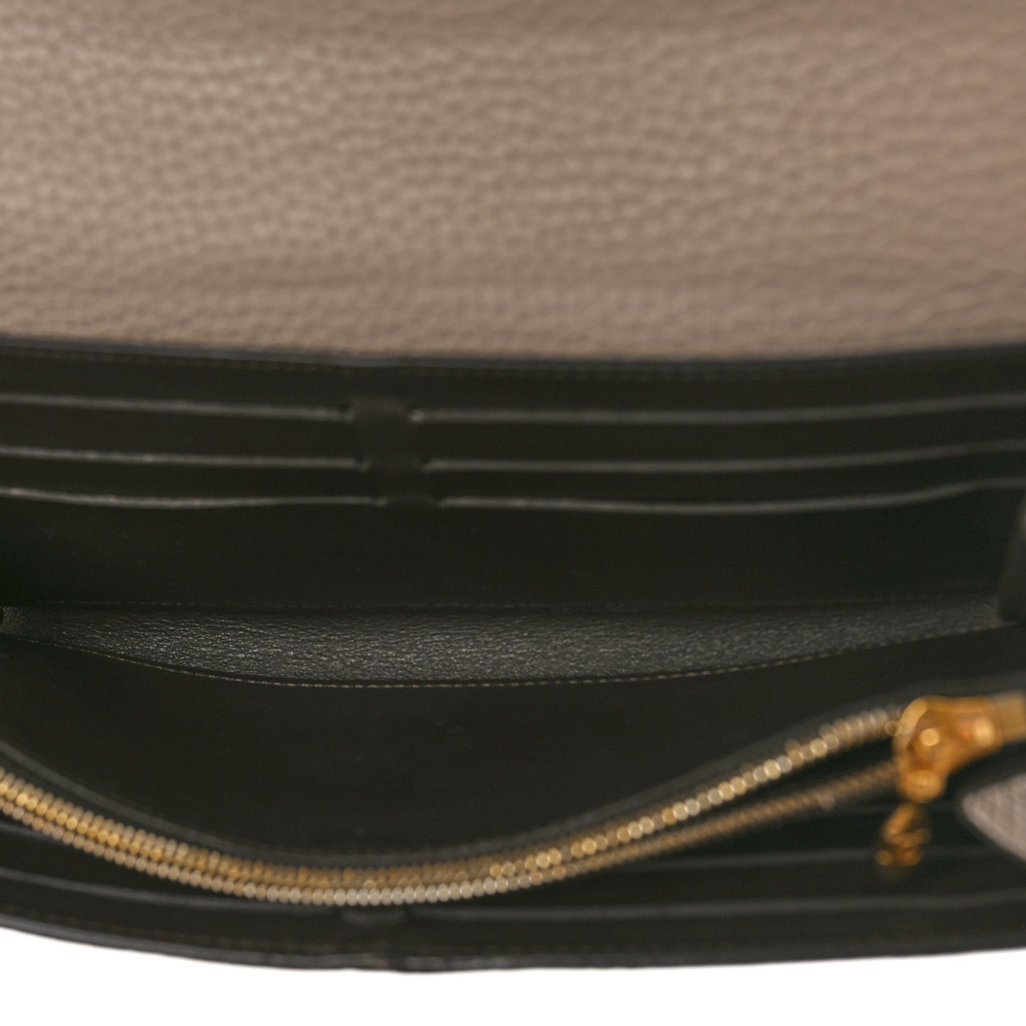 Taurillon Capucines Wallet Galet