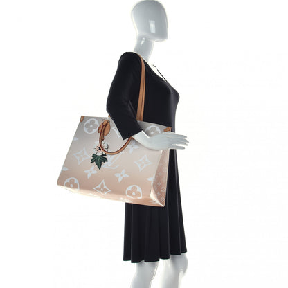 Louis Vuitton Monogram Giant By The Pool Onthego GM Brume 2 of 14