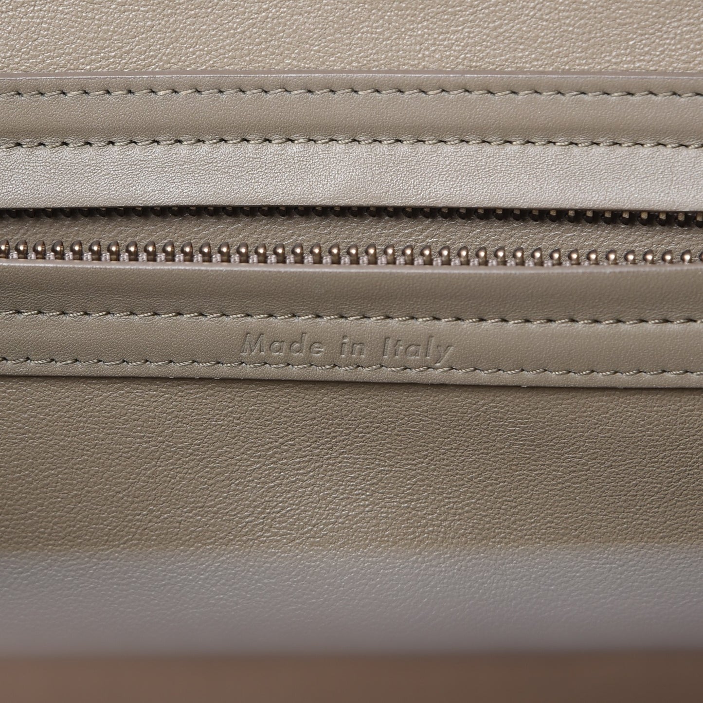 Crocodile Embossed Nubuck Medium Phantom Luggage Beige