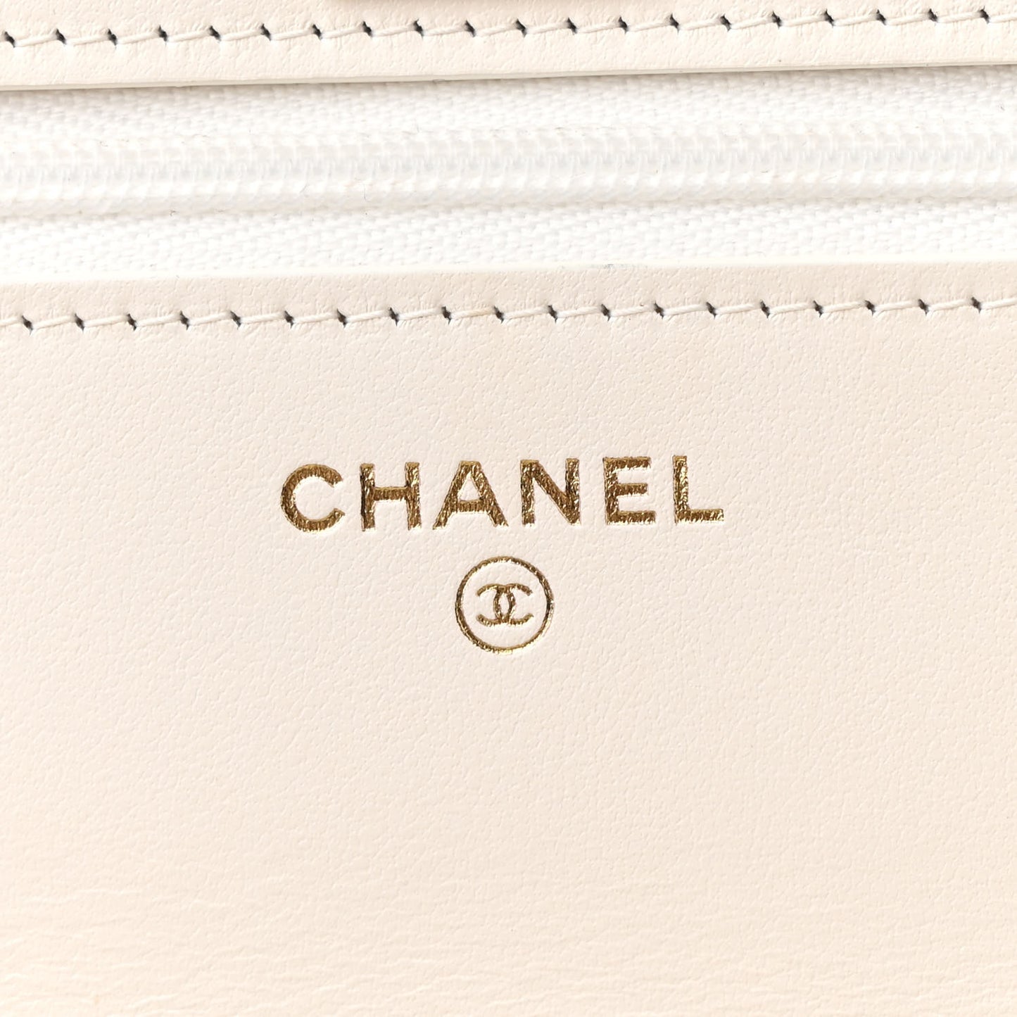 Pearly Caviar Quilted Fit For You Wallet on Chain WOC White